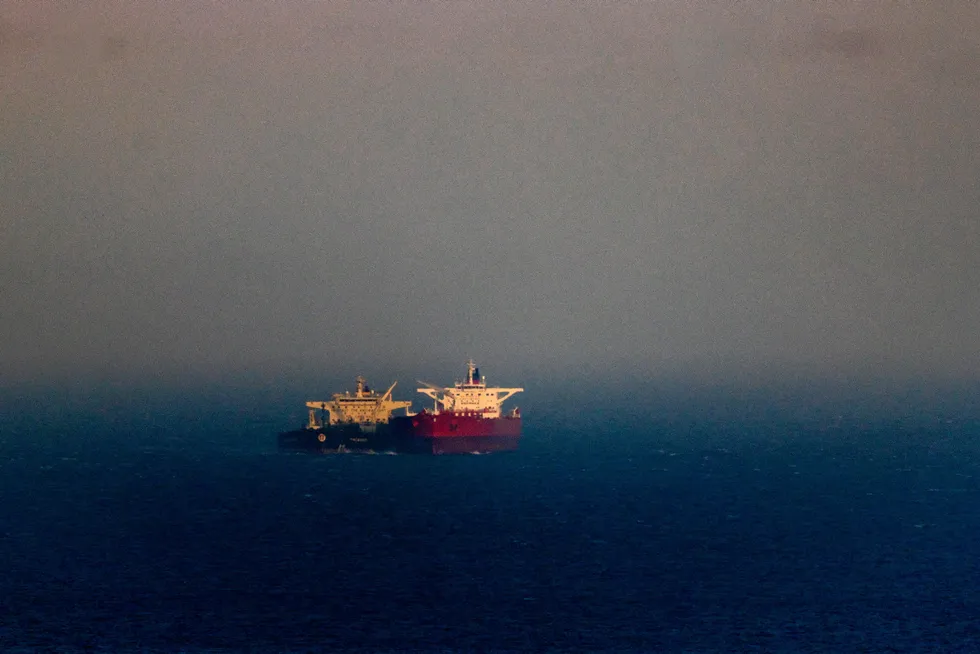 Omlasting av olje fra skip til skip i Lakonikos-gulfen utenfor Hellas.