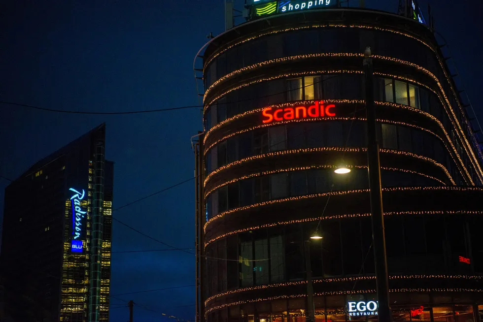 Hotellkjeden Scandic, her illustrert med Scandic Byporten i Oslo, melder om kun 20 prosent belegg i november og dystre utsikter for vinteren. Radisson Hotel Oslo Plaza i bakgrunnen.