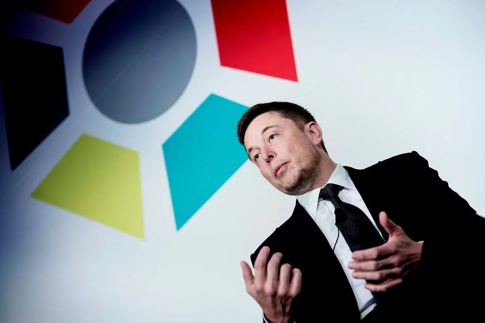 Automatisert produksjon har ført til at Elon Musk og Tesla produserer langt færre Model 3-biler enn de har sagt at de skal. Foto: BRENDAN SMIALOWSKI/AFP/NTB Scanpix