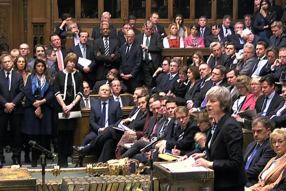 Theresa May møtte et ampert parlament da hun kunngjorde at hun ville utsette avstemningen om avtaleutkastet med EU, der hun lå an til å tape.
