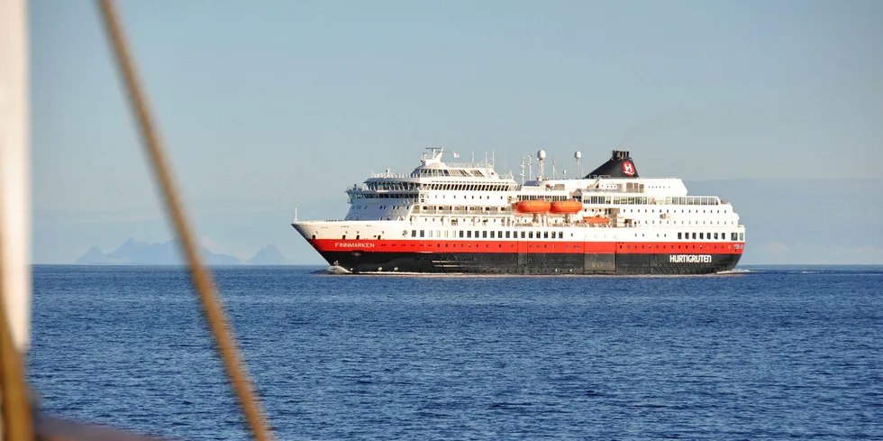 VESTFJORDEN: Hutigruten «Finnmarken» en sommerdag på Vestfjorden utenfor Henningsvær i Lofoten, men om vinteren kan det være veldig værhardt her.