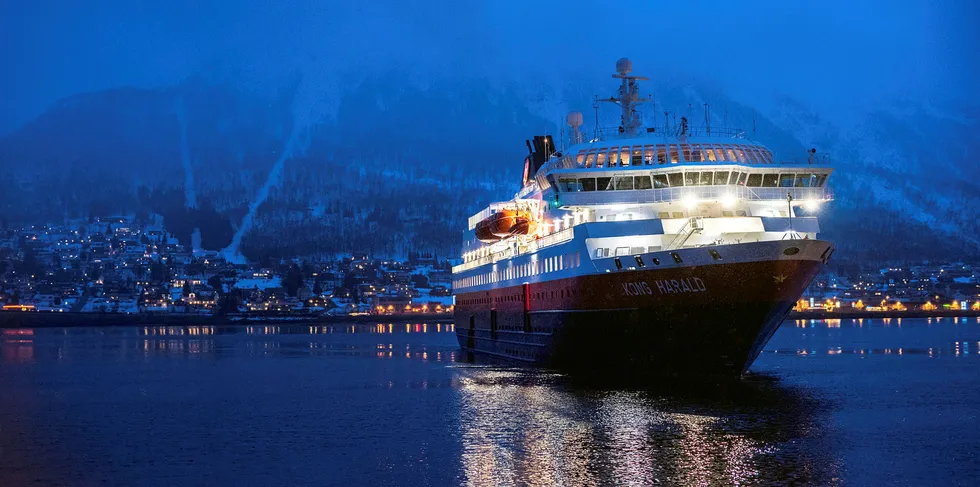 REDUSERT TRAFIKK. Kun to av Hurtigrutens 11 skip er i trafikk. Her er det «kong Harald» som legger til kai i Tromsø.