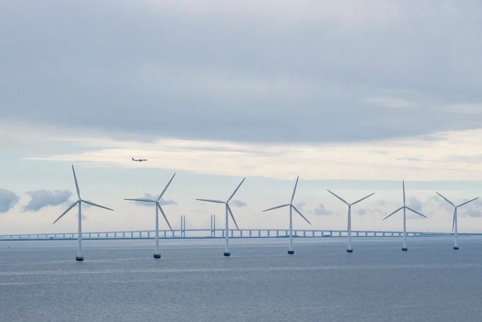 Vindmøller i Øresund mellom København og Malmö. Øresundbroen i bakgrunnen.
