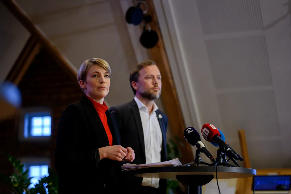 SVs Kari Elisabeth Kaski mener Støre-regjeringen må ta aktive grep for å motvirke at russiske oligarker gjemmer seg unna Vestens sanksjoner. Her sammen med partileder Audun Lysbakken.