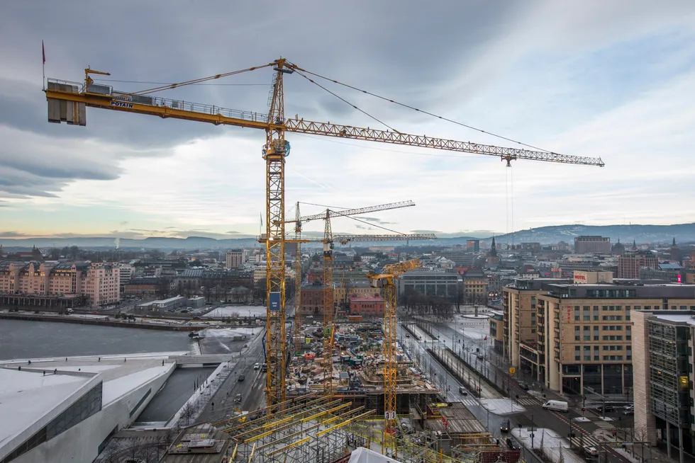 Byggebransjen sliter med å få tak i folk. Her byggeaktiviteten i Bjørvika i Oslo.