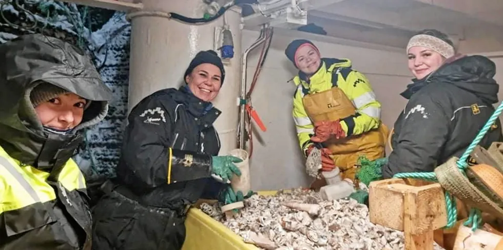 Mannskapet på Northeastern teller 28 stykk fordelt på ti nasjonaliteter. Sju av disse er kvinner. Samlet i agnbua står Anastasia Besolova, Ramonda Pstora, Malene Swensen og Erika Eg.