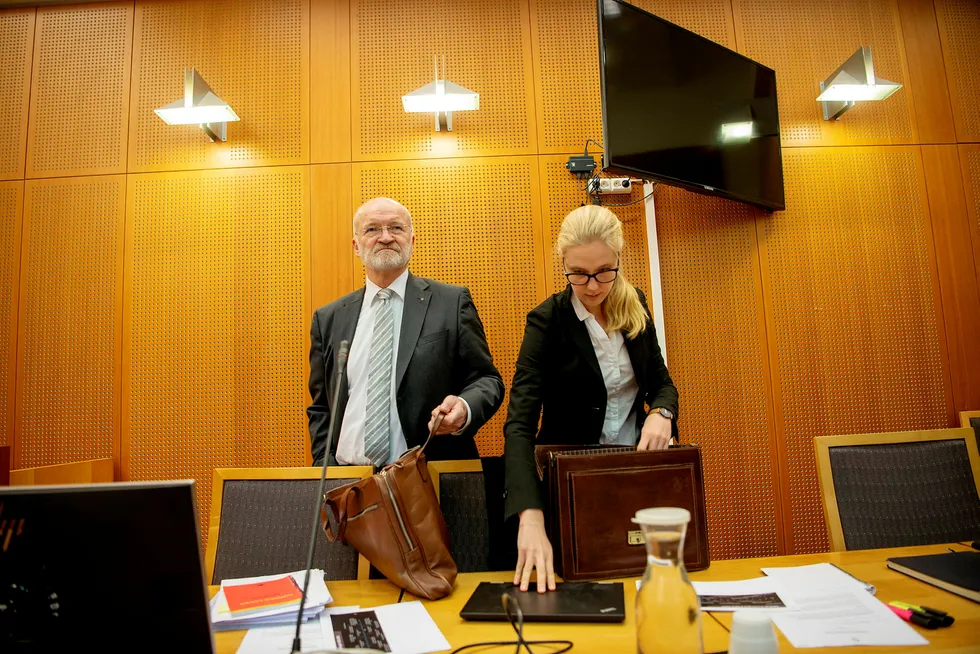 Advokat Erling Olav Lyngtveit og advokatfullmektig Beatrice Brøndrup i advokatfirmaet Hjort representerer Odd Kalsnes. Kalsnes ville ikke la seg avbilde i retten onsdag.