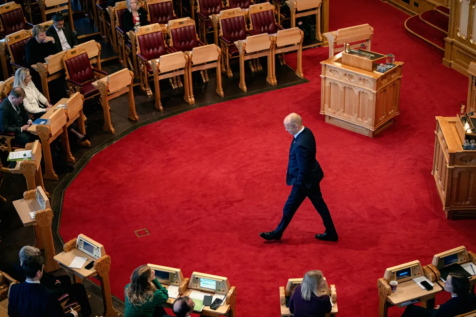 Hvilken norsk politiker vil ha sterkere krone hvis det betyr strammere prioriteringer i statsbudsjettet, spør Trym Riksen.