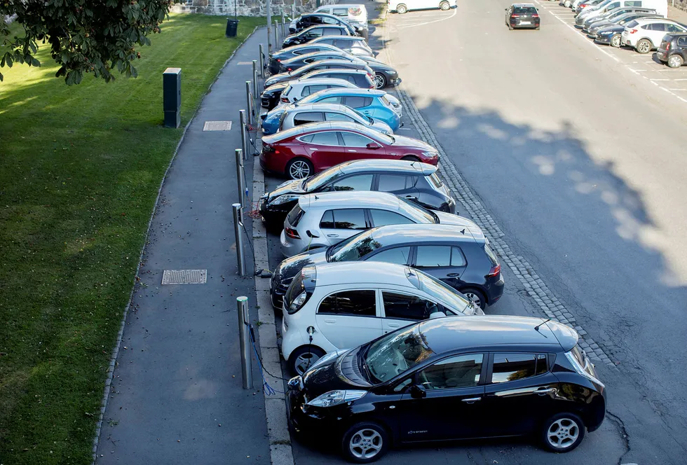 Det ble registrert langt færre nye personbiler januar sammenlignet med samme måned i fjor. Nullutslippsbiler – altså elbiler og hydrogenbiler – utgjorde 23,1 prosent av de nyregistrerte personbilene. Foto: Øyvind Elvsborg