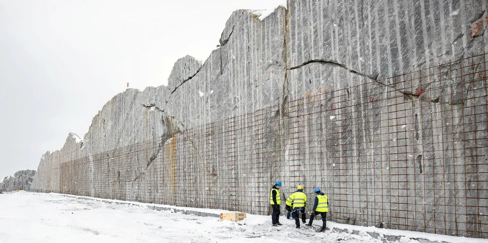 Anleggsarbeid ved Gigante Salmon sitt landbaserte anlegg i Rødøy kommune sør for Bodø. Selskapet skal bygge tre gigantiske tanker, hvor et gjennomstrømmingsanlegg skal produsere laks på land, på en liten holme.