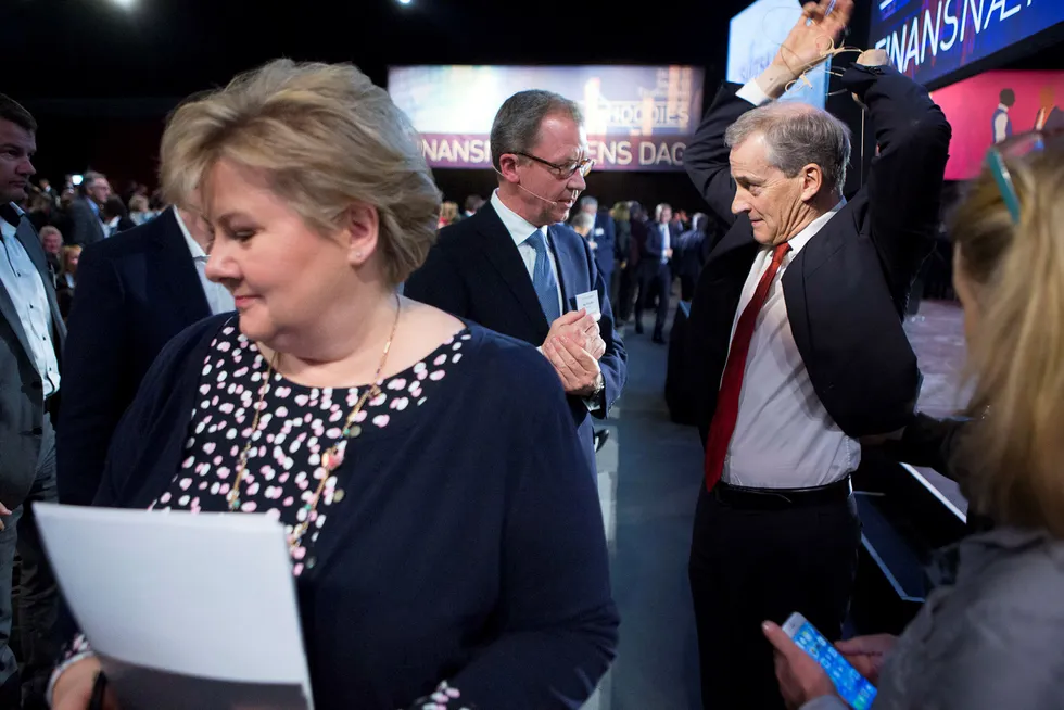 Statsminister Erna Solberg og AP-leder Jonas Gahr Støre på Finansnæringens dag 2016 Suits & Hoodies. Idar Kreutzer i midten. Foto: Gunnar Blöndal