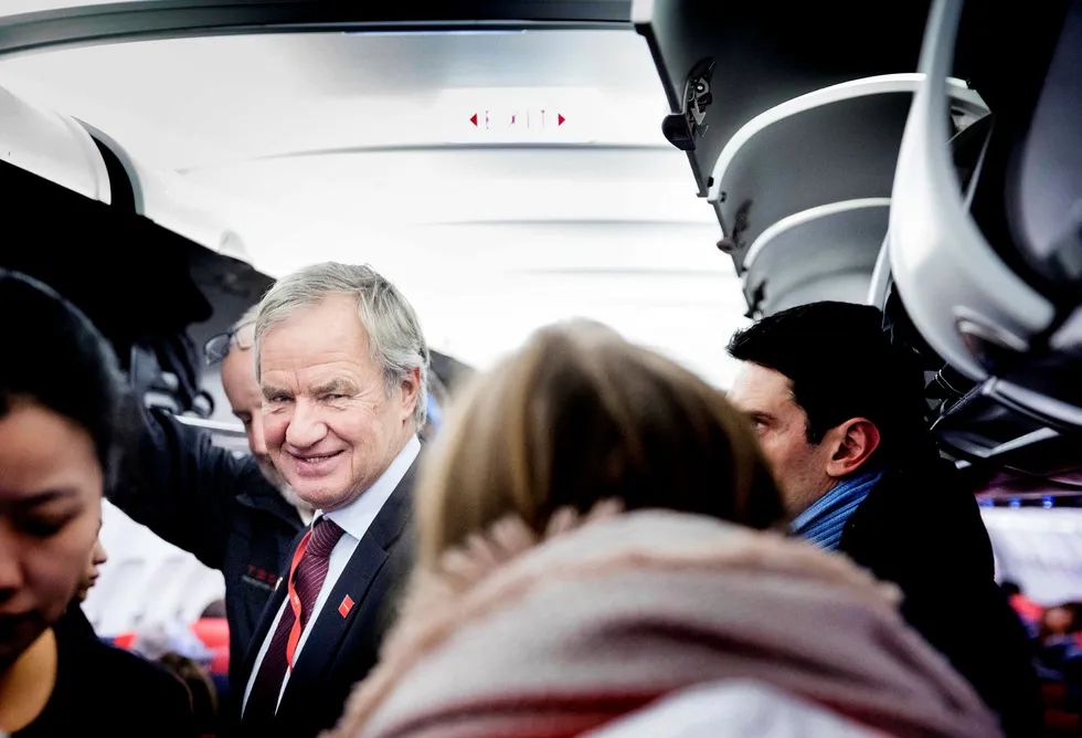 Norwegian-sjef Bjørn Kjos, her på vei ut av et Norwegian-fly etter ankomst i Brussel. Foto: Gunnar Lier