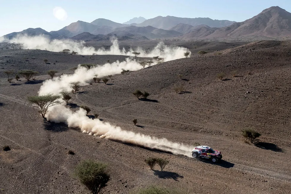 Den spanske rallylegenden Carlos Sainz og kartleser Lucas Cruz leder konkurransen for biler. De kjører i en modifisert Mini.