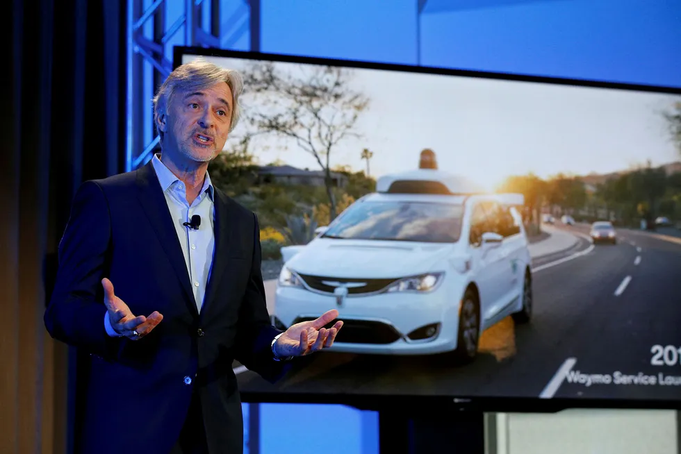 John Krafcik, toppsjefen i Waymo viser frem førerløse biler. Verdien av Alphabet/Google-eide Waymo oppjusteres nå kraftig av Morgan Stanley.