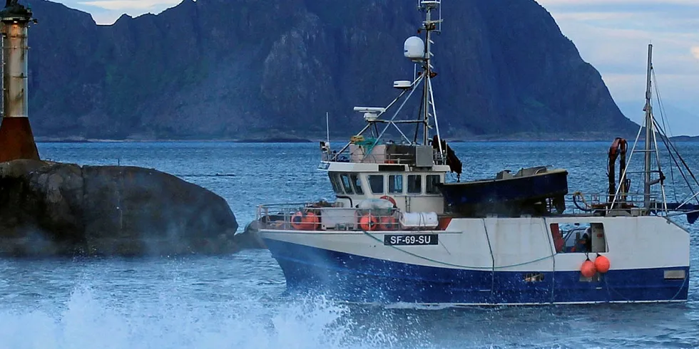 FLYTTET: Makrellfiske i Lofoten er det foreløpig blitt lite av for kystnotbåten «Barstein». I natt ble det klaff i Vesterålen i stedet.