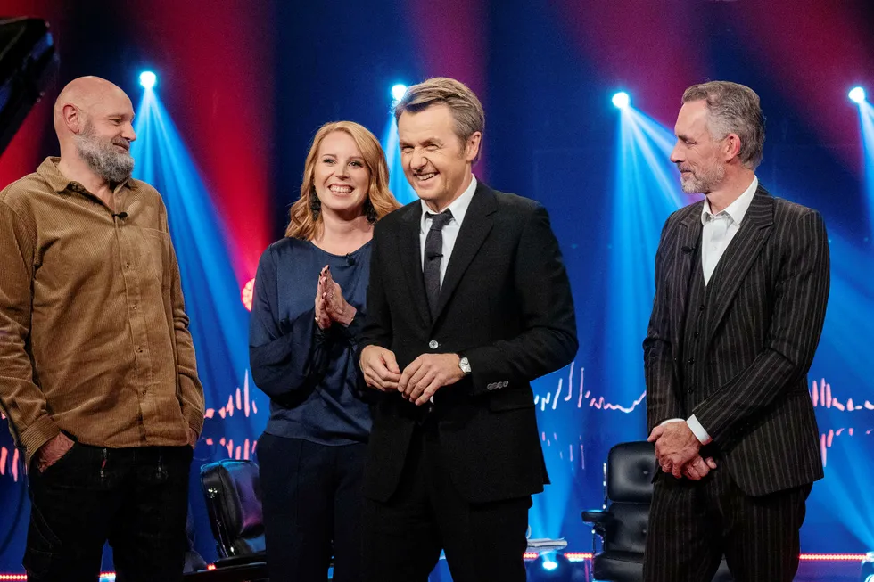 Overgangen fra NRK til TV 2 er blitt tøff for Fredrik Skavlan. Her sammen med fredagens gjester, Erlend Loe (fra venstre), Annie Lööf og Jordan Peterson.