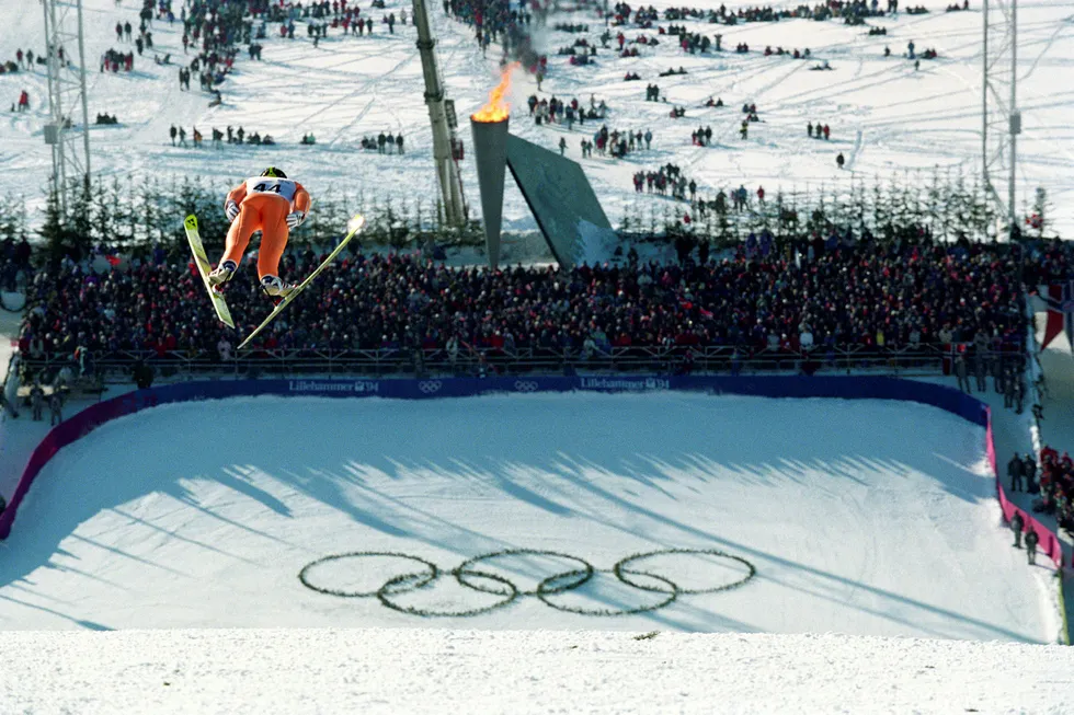 Politikere på Stortinget er kjølige til en ny OL-kamp. På bildet svever Jens Weissflog ned til seier i stor bakke på Lillehammer i 1994. Foto: Tor Richardsen/NTB scanpix