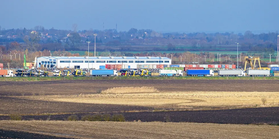 Slik så køene ut ved grenselandsbyen Medyka i Polen ut 25. november. Dette er ett av stedene polske transportører demonstrerer ved. 4000 vogntog skal stå i kø på grenseoverganger til Ukraina.