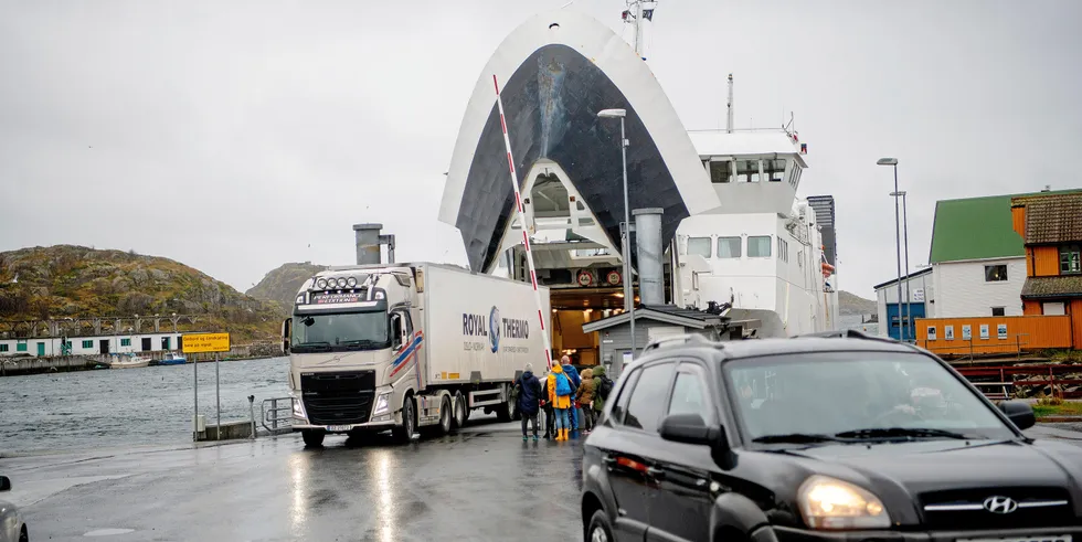 Trailere og personbiler kommer og går på ferga mellom Svolvær og Skrova i Lofoten. Det er store forventninger til at regjeringen vil levere på reduserte fergepriser i revidert nasjonalbudsjett som legges frem tirsdag 11. mai.