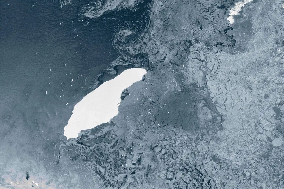 Dette bildet viser det enorme isfjellet med navnet A-68A som har kurs mot den artsrike øya Sør-Georgia i Sørishavet. Forskerne frykter at isfjellet vil kunne blokkere viktige gjennomstrømningsårer for mat og knuse livet på sjøbunnen der fjellet treffer grunnen. Bildet er tatt 5. juli i år.