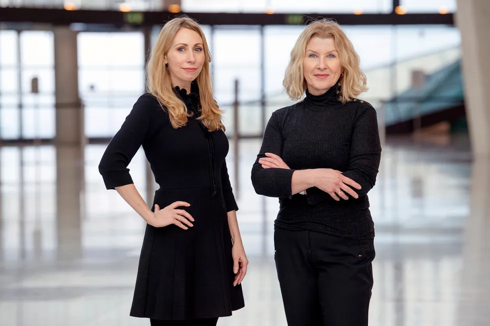 Journalist Jorun S. Aartun (til venstre) og kommentator Anita Hoemsnes i Dagens Næringsliv mener investering i aksjemarkedet er risikofylt, men gir en god innsikt i norsk næringsliv.