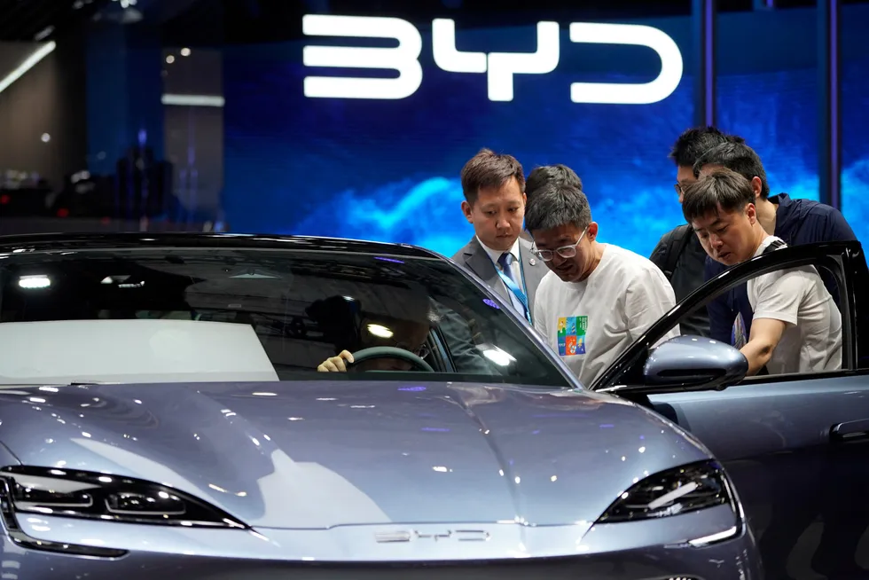 BYD er blitt markedsleder på det kinesiske markedet i kategorien nye energibiler. Tesla har startet en priskrig og konkurransen er intens. Mange potensielle kjøpere er avventende og sitter på gjerdet.
