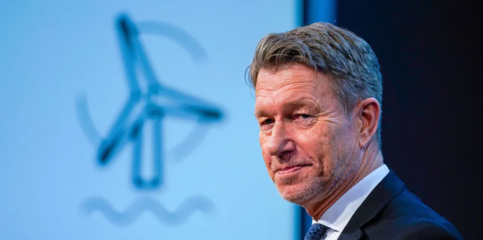 Olje- og energiminister Terje Aasland har svart på en mengde havvindsspørsmål fra energikomiteen om den kommende statstøtten til Norges første utbygging av bunnfast havvind. Her fra utlysningen av Sørlige Nordsjø II og Utsira Nord tidligere i år.
