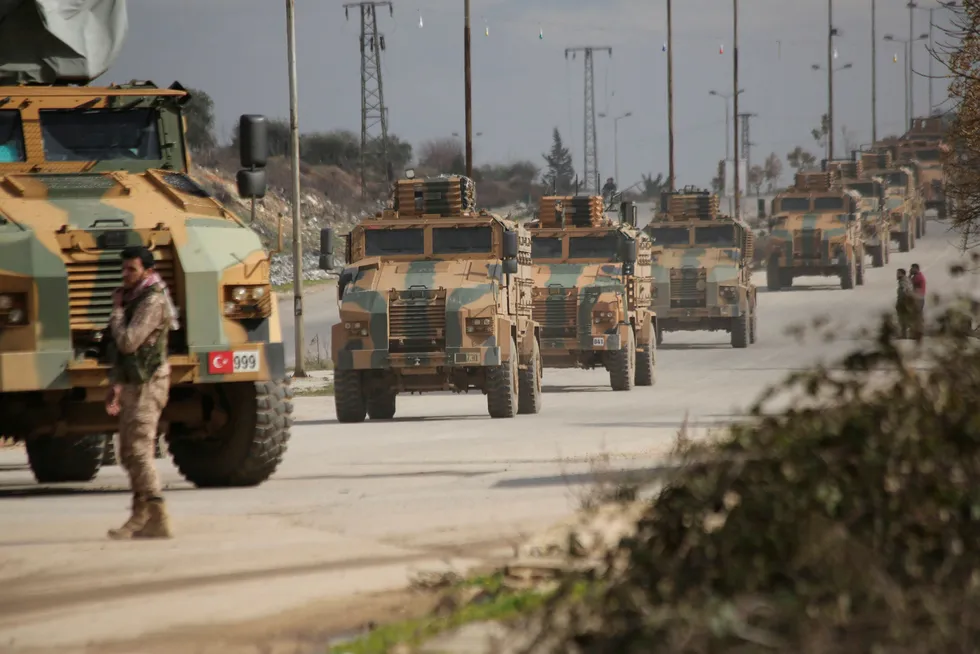 En tyrkisk militærkolonne på vei gjennom Idlib-provinsen nordvest i Syria i slutten av februar.