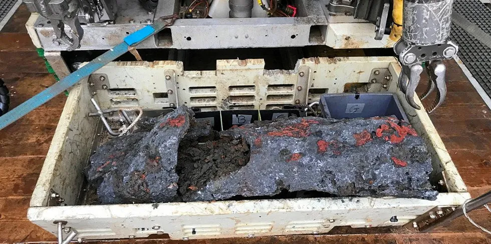 Oljedirektoratet (OD) har fått i oppgave å gjennomføre kartlegging av potensialet for havbunnsmineraler på norsk sokkel. Her sulfid-skorstein samlet inn av OD.