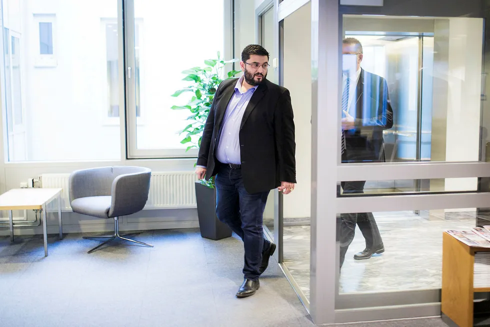 Mazyar Keshvari trakk seg torsdag som leder for Oslo Frp, etter at Aftenposten har avslørt at han urettmessig har fått utbetalt penger etter å ha levert inn fiktive reiseregninger.