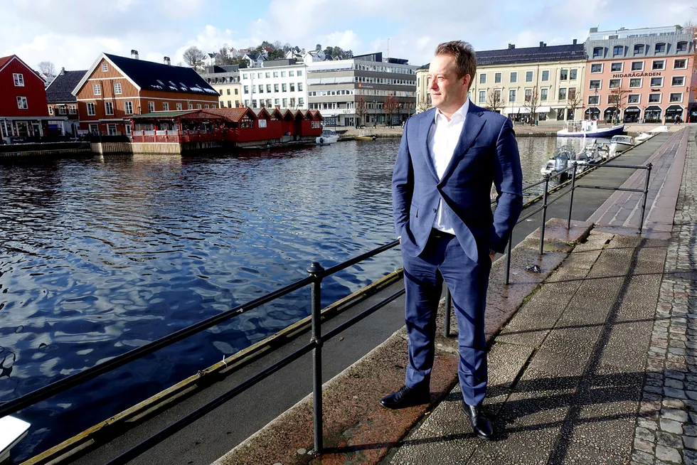 Ørjan Svanevik, administrerende direktør i Arendals Fossekompani, utenfor selskapets kontorer i Pollen i Arendal.