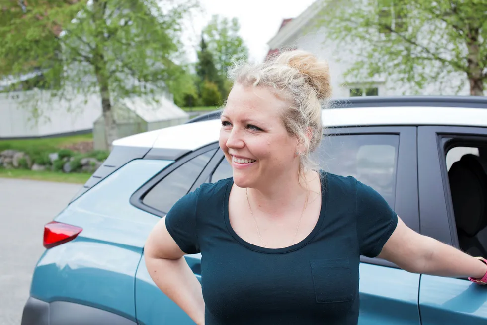 IT-konsulenten Trine Hansen (38) fra Larvik er en av mange som nå vurderer å kjøpe elbil. Her får hun se nærmere på den nye Hyundai KONA.