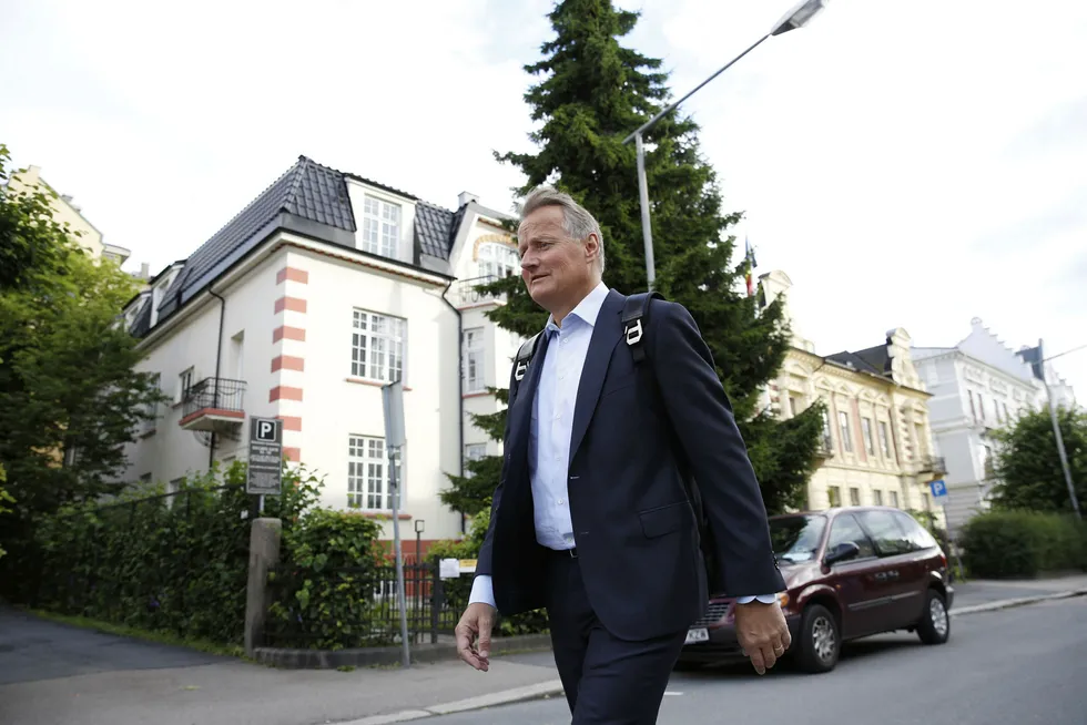DNB-sjef Rune Bjerke spaserte til kontoret onsdag morgen for å legge frem knalltall. Foto: Fredrik Bjerknes