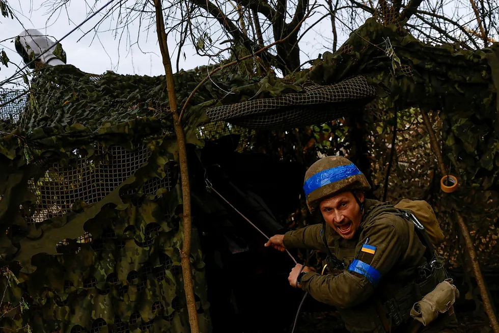 Soldaten Ivan Liashko fyrer av D-20 howitzer mot russiske tropper ved frontlinjen i Kharkiv-regionen.