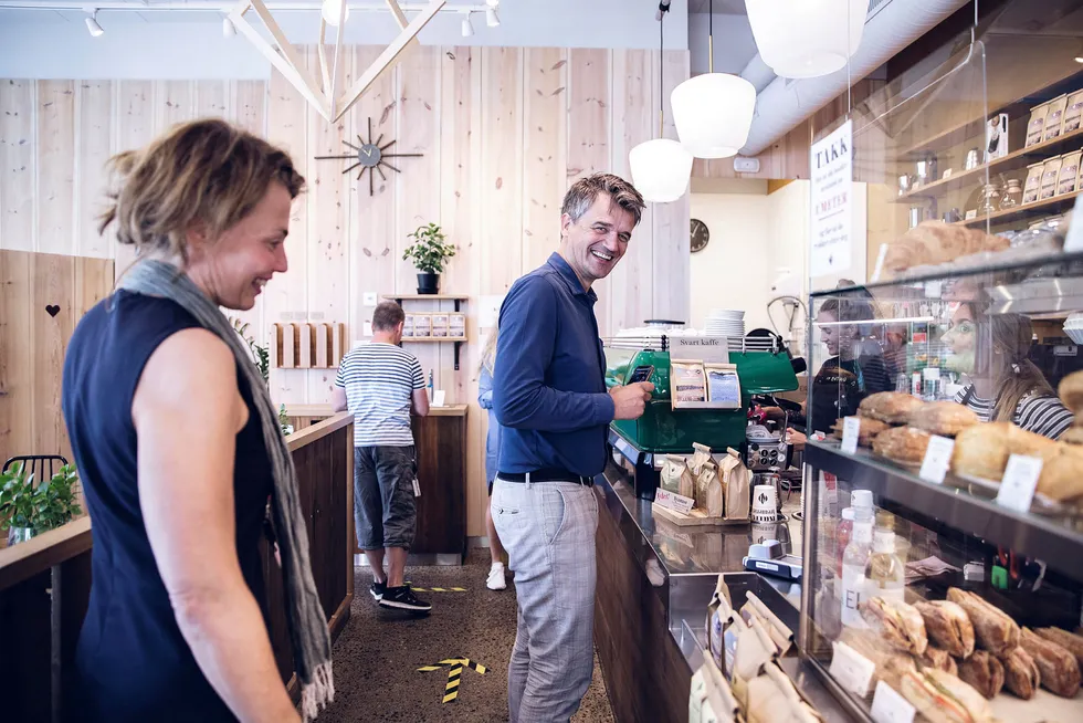 Vipps-sjef Rune Garborg bruker kaffebaren på gateplan i Bjørvika i Oslo til å teste ut en ny betalingsmåte i butikk – med QR-kode. Han og finansdirektør Merete Stigen finner enn så lenge mest vekst innen netthandel.