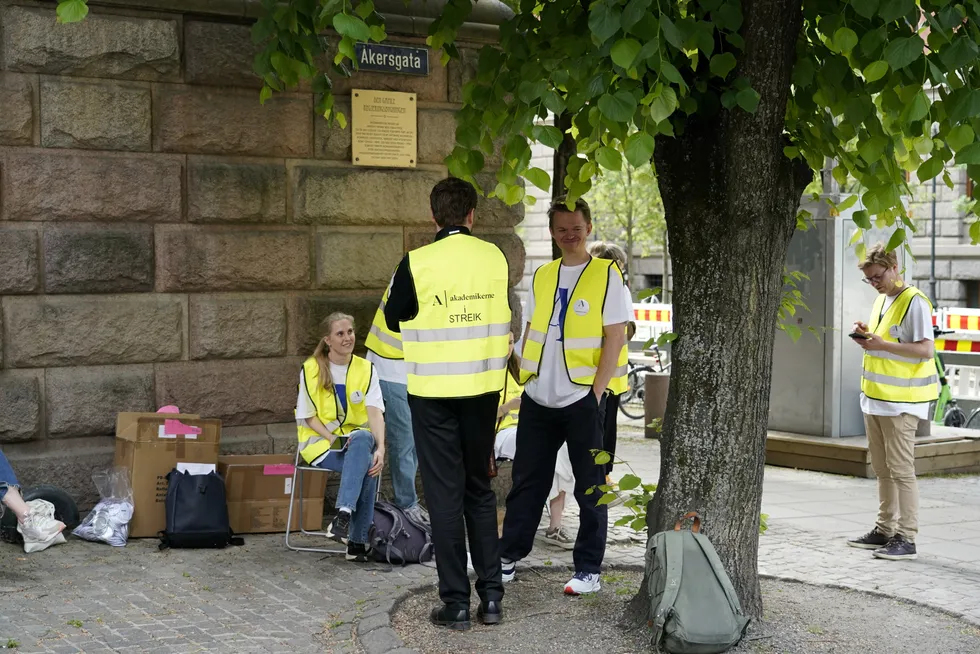 Akademikerne streiker utenfor Finansdepartementet. Streiken rammer blant annet flere departementer, politiet og høyskoler.