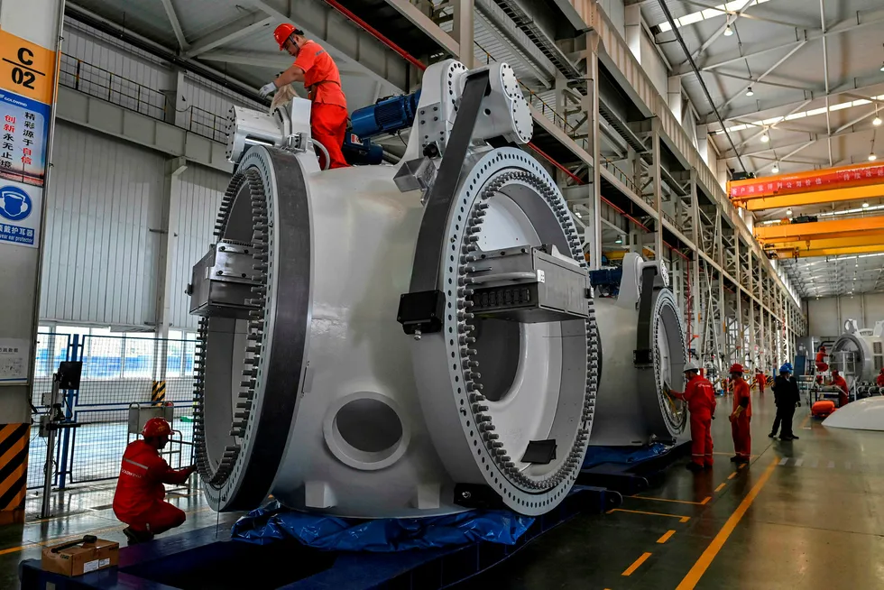 For fem år siden lanserte Kina planer om å bli verdens mest innovative industrinasjon innen 2025. USA svarte med sanksjoner mot kinesiske teknologiselskaper. Det ventes færre detaljer i den nye femårsplanen som skal ferdigstilles denne uken av kommunistledelsen. Her fra produksjon av vindturbiner hos Goldwind Technology i Jiangsu.