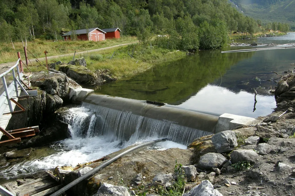Det tok 15 år fra det Energiloven ble innført, før det var balanse mellom produksjon og forbruk av kraft. Et felles marked skapte en felles strømpris, som styrte investering i ny kraft. Her småkraftverket Storå i Tysfjord kommune i Nordland.