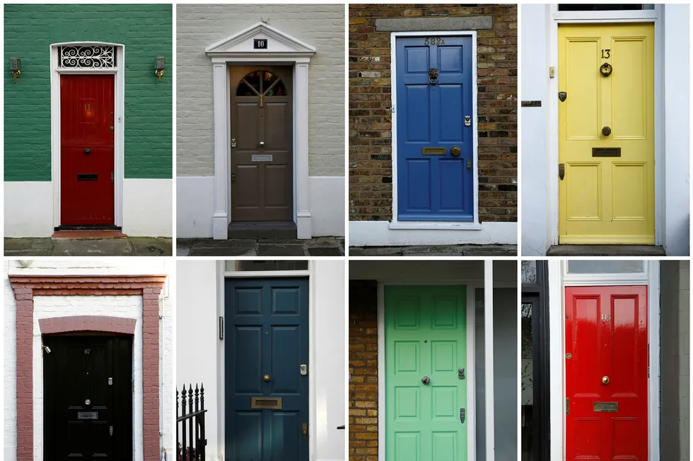 Å komme seg innenfor døren i et eget hjem i Storbritannia er litt dyrere nå enn i fjor, men prisene har falt to måneder på rad. Foto: NTB Scanpix/Stefan Wermuth