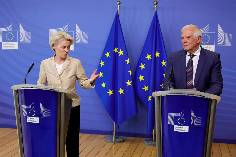 EU-sjef Ursula von der Leyen og EUs utenrikssjef Josep Borrell på pressekonferansen i Brussel onsdag.
