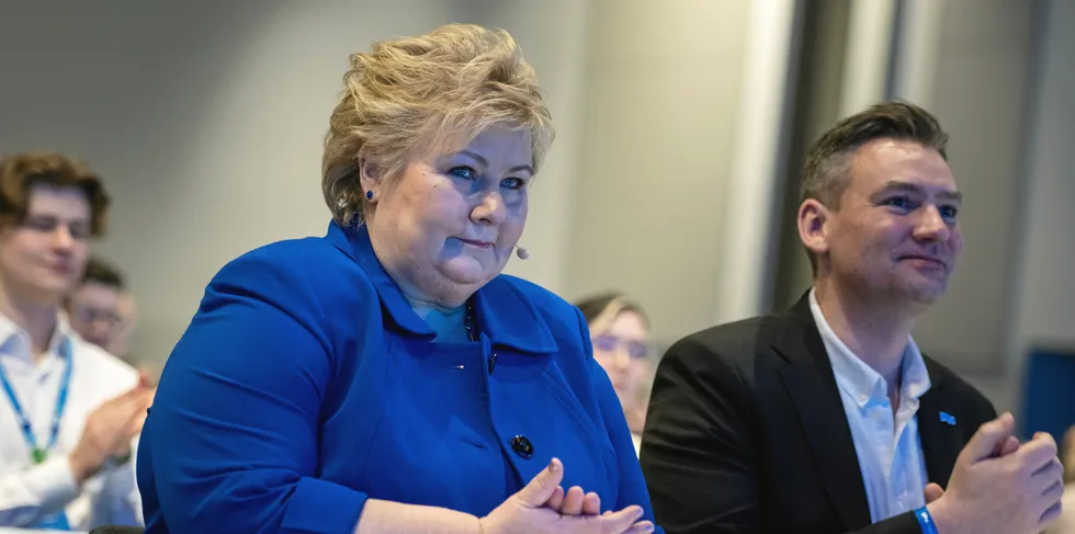 Erna Solberg og Henrik Asheim under Høyres landsmøte 2023, hvor partiet avviste regjeringens forslag til lakseskatt.