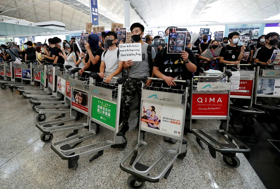 Tirsdag fortsatte demonstrasjonene ved Hongkongs flyplass.