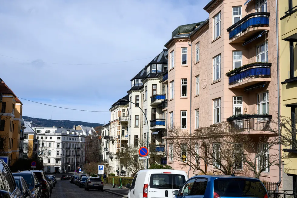 For de neste to årene ser Handelsbanken for seg at årsveksten i norske boligpriser vil avta til 3,0 prosent i 2022 og deretter til 1,5 prosent i 2023. Illustrasjonsfoto av leiligheter på Frogner i Oslo.