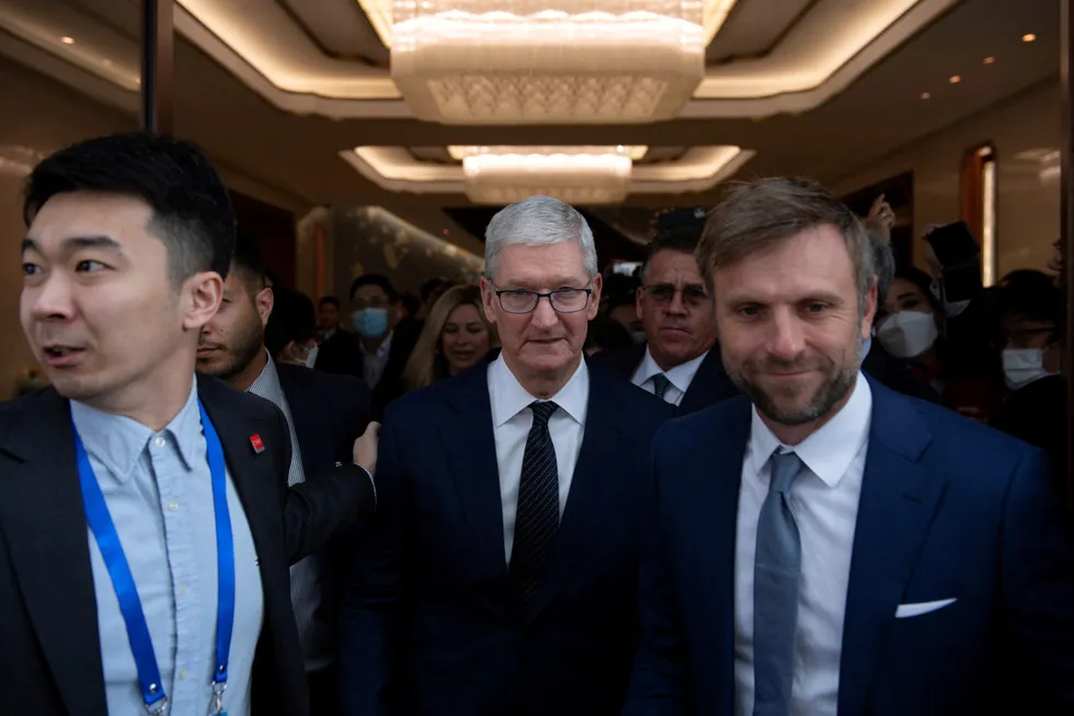 Apples toppsjef Tim Cook var på plass i Beijing for å bekrefte at det kinesiske markedet, og ikke minst utnyttelse av produksjonskapasiteten, fortsatt er viktig for Apple.