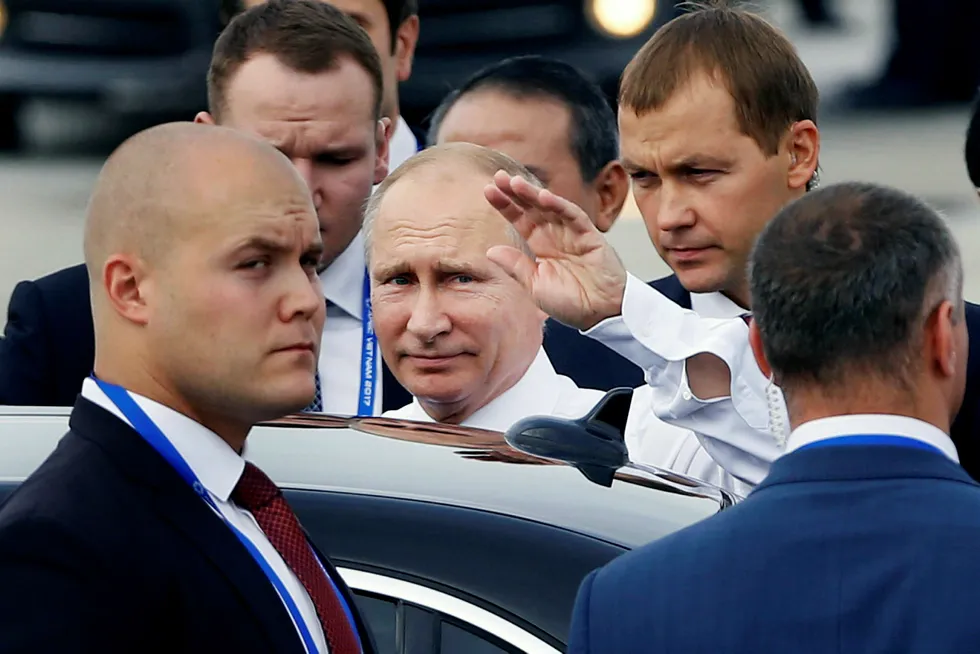 President Vladimir Putin benekter at Russland blandet seg inn i det amerikanske valget. Amerikansk etterretning er uenig. Her ankommer Putin Apec-møtet i Danang i Vietnam sist helg. Foto: Kham/Reuters/NTB Scanpix