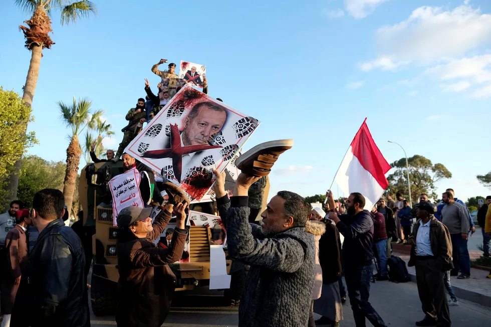 Opprørsgeneralen Khalifa Haftar forsøker å styrte den internasjonalt anerkjente regjeringen i Tripoli. Støttespillere av Libyan National Army (LNA) holder opp et bilde av Tyrkias president Tayyip Erdogan.