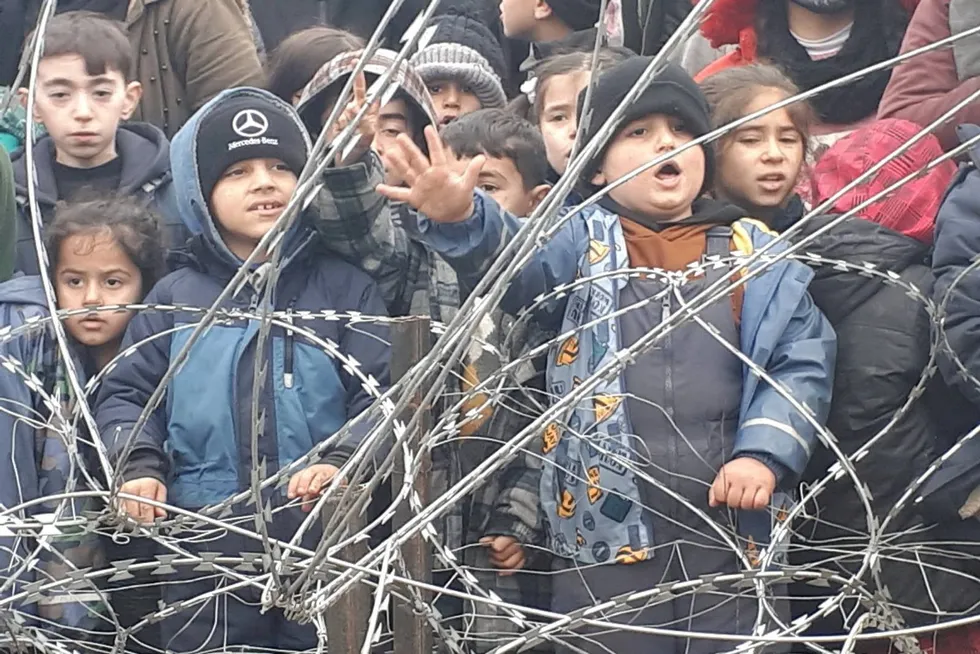 Migrantbarn stoppes med piggtråd nær grensen mellom Polen og Hviterussland nær Kuznica. Fra video distribuert av polske myndigheter.
