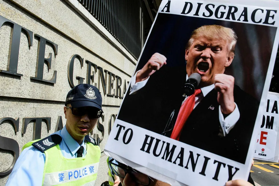 Det har vært demonstrasjoner mot USA og president Donald J. Trump mange steder i verden – slik som i Hong Kong denne uken. Foto: Anthony Wallace/AFP/NTB Scanpix