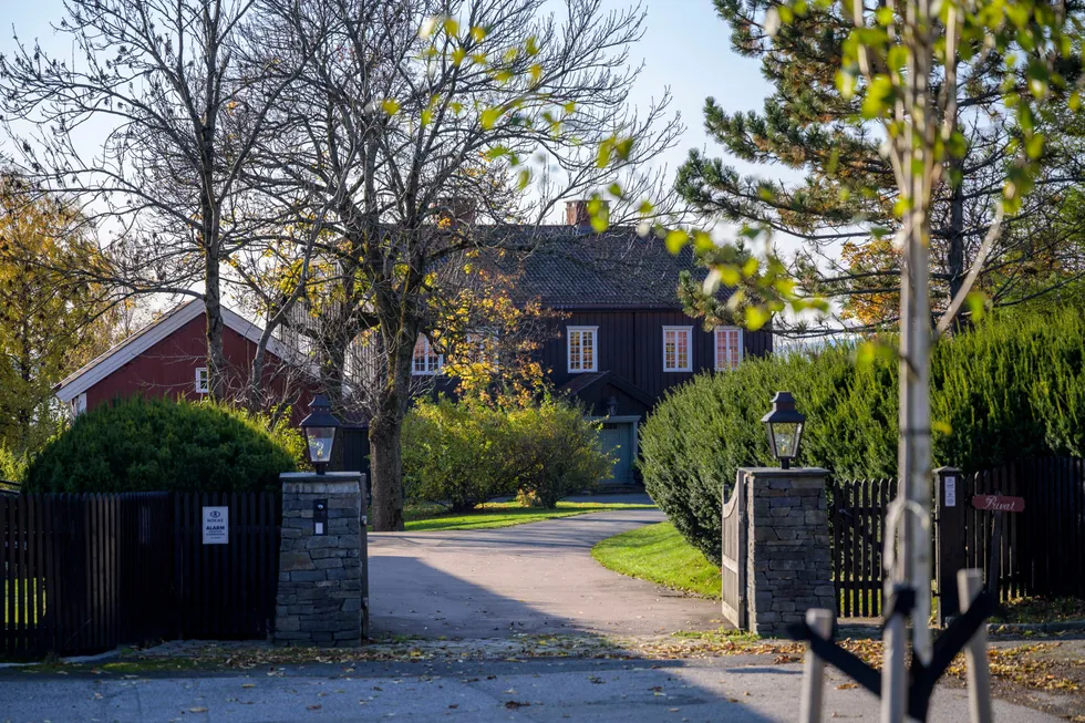 Salget av den 11 mål store eiendommen Østre Holmen gård for 113 millioner kroner i 2020 er kjernen i rettssaken mellom eiendomsmegler Fredrik Dyve og milliardær Trygve Bjerke.