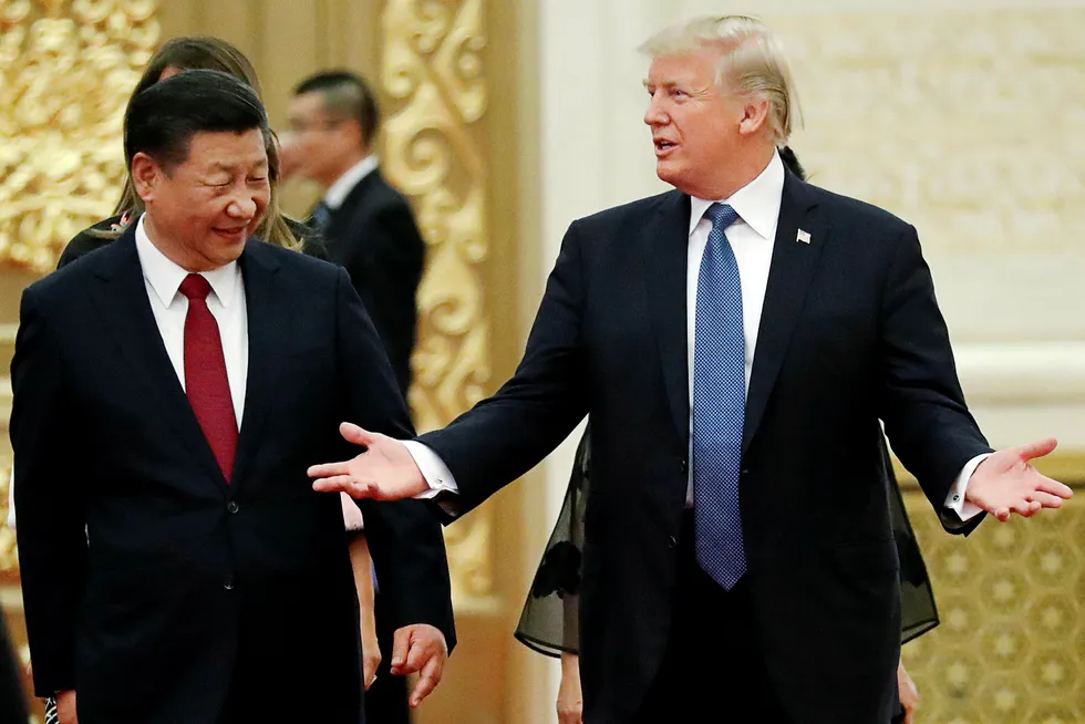 Handelskrigen mellom Kina og USA kan påvirke mellomvalget i USA til høsten, frykter analytiker. Her fra møtet mellom president Xi Jinping og president Donald Trump i Beijing i fjor. Foto: Jonathan Ernst/Reuters/NTB Scanpix